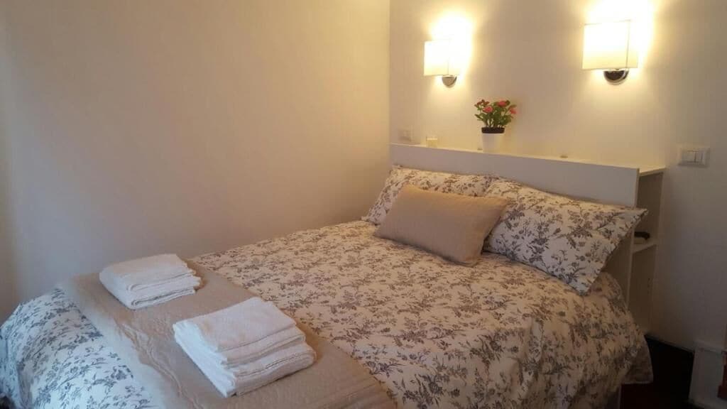 Camera doppia Queen, vista città | Una scrivania, tende oscuranti, insonorizzazione, Wi-Fi gratuito