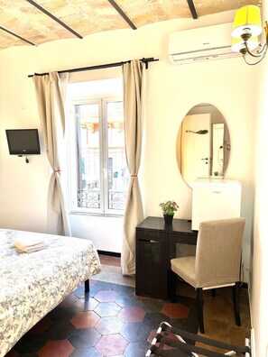 King Double Room | Lemari es mini