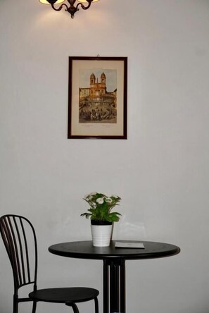 مكتب وستائر تعتيم وتجهيزات عازلة للصوت وواي فاي مجانًا