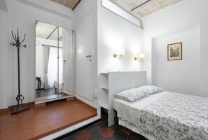 King Double Room | Desk, blackout drapes, soundproofing, free WiFi - Steps From The Vatican Guesthouse (Rome)