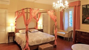 Chambre double, vue sur la colline (Joséphine) | Décor unique, ameublement unique, rideaux d’obscurcissement