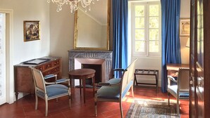 A room with a fireplace, a chandelier, and a large mirror. - Domaine de Saint Charles (Les Plans)