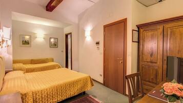 Classic fyrbÀddsrum | DuntÀcken, skrivbord, arbetsyta för laptop och ljudisolering