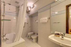 Classic Quadruple Room | Bathroom - Hotel Rex (Florence)