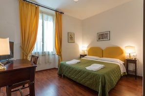 Down duvets, desk, laptop workspace, soundproofing - Hotel Rex (Florence)