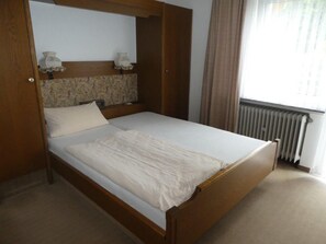 Double Room Single Use | Hypo-allergenic bedding, desk, blackout curtains, iron/ironing board