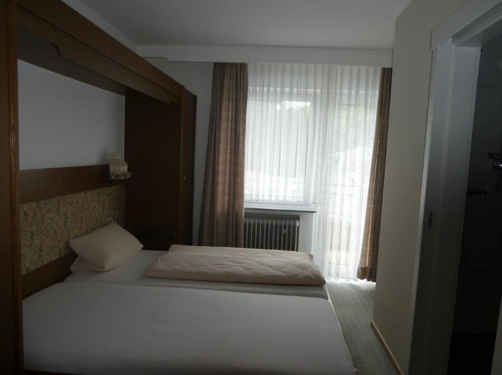 Kamar Double untuk 1 Orang | Seprai antialergi, meja kerja, dan tirai kedap cahaya