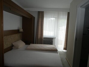 Double Room Single Use | Hypo-allergenic bedding, desk, blackout drapes, iron/ironing board