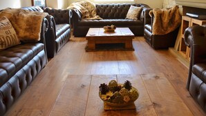 Flat-screen TV - Large Luxury Self-Catering Barn (Huddersfield)