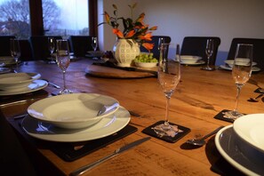 Sebuah peti sejuk di kawasan bersama, ketuhar gelombang mikro, ketuhar