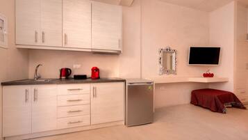 Executive Apartment | Private kitchen | Fridge, microwave, stovetop, espresso maker