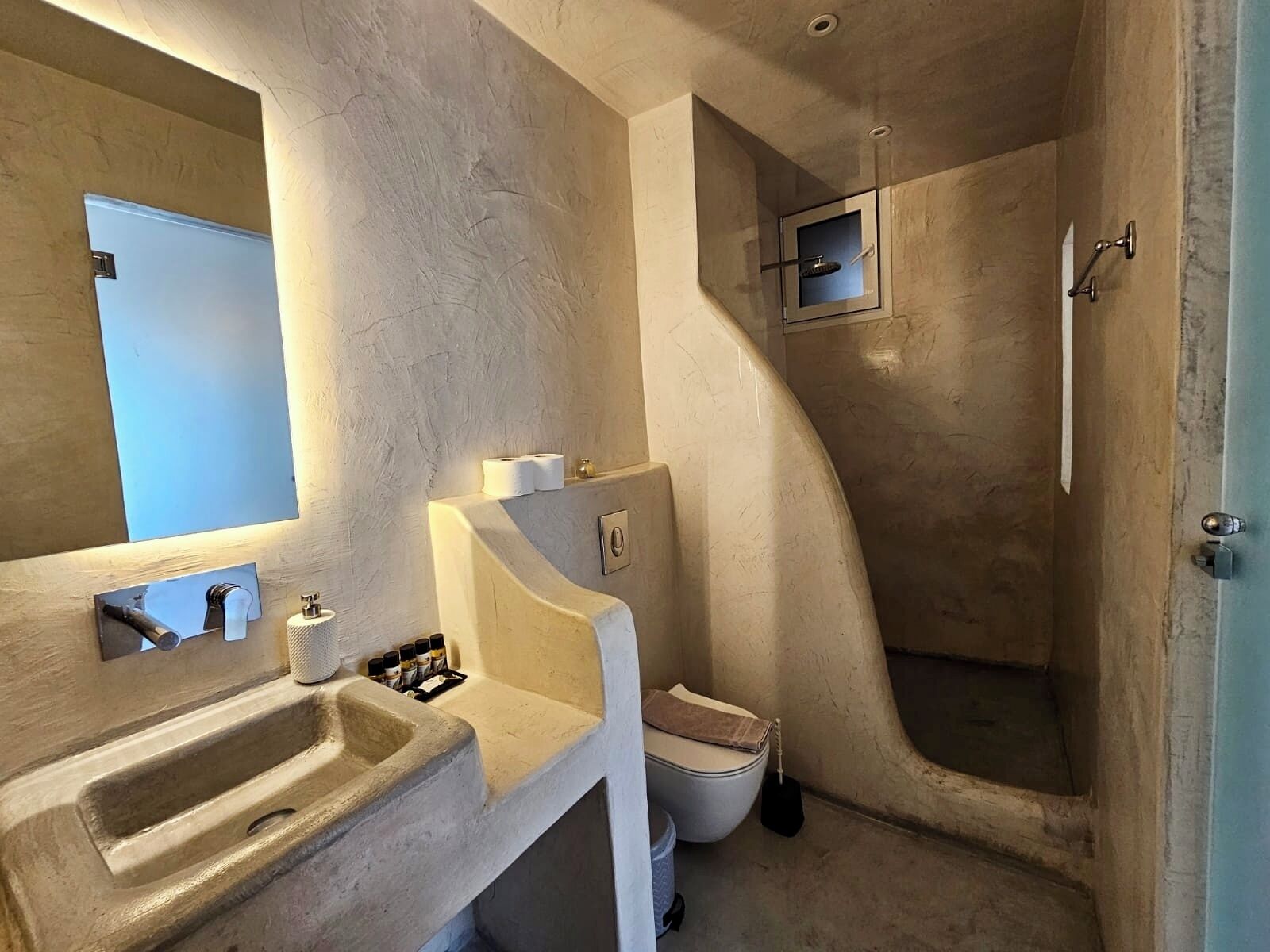 Shower, rainfall showerhead, free toiletries, hair dryer