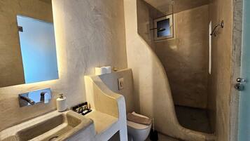 Shower, rainfall showerhead, free toiletries, hair dryer