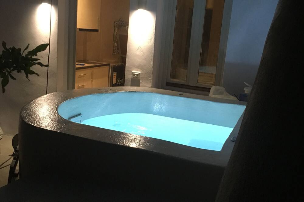 The Muse of Santorini - Hot Tub Suites - Βοθωνας