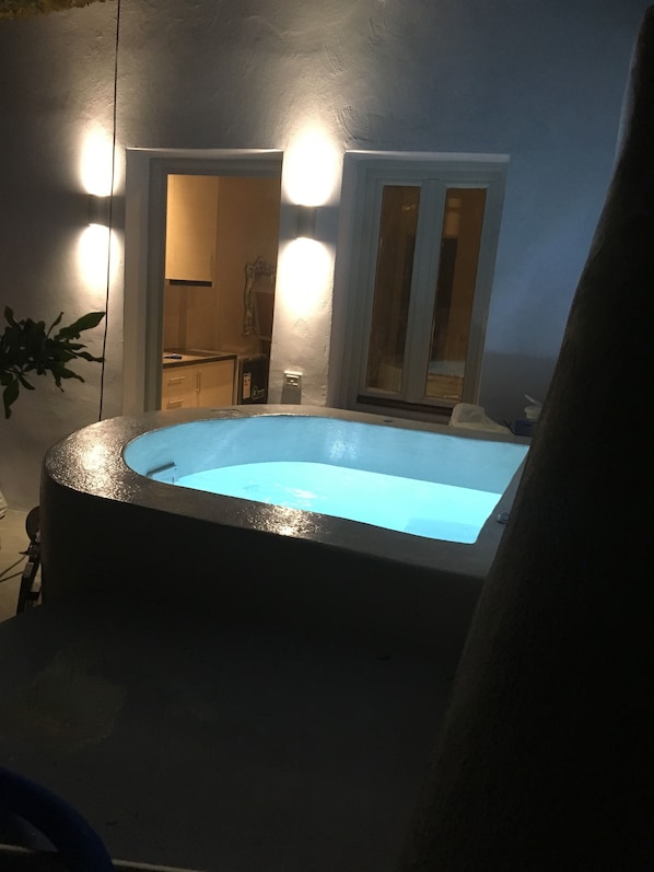 Outdoor spa tub - The Muse Of Santorini - Hot Tub Suites (Santorini)