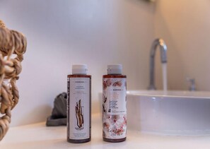 Shower, pancuran hujan,  dan perlengkapan mandi desainer