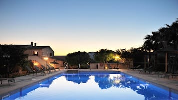 Outdoor pool, sun loungers