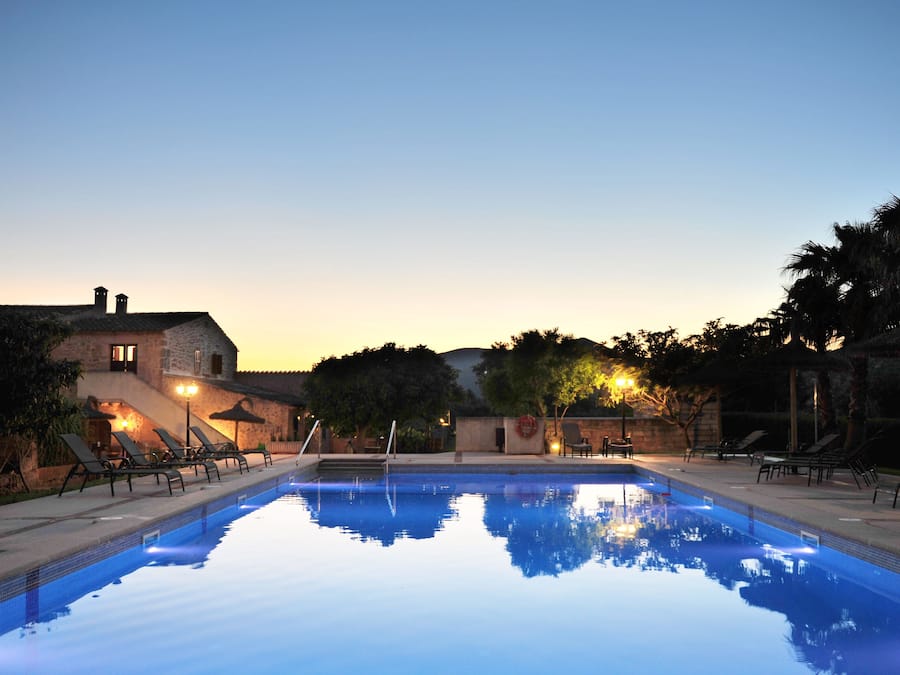 Una piscina al aire libre, sillones reclinables de piscina