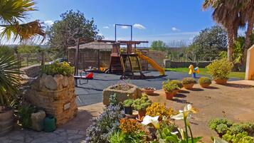 Children’s play area – outdoor