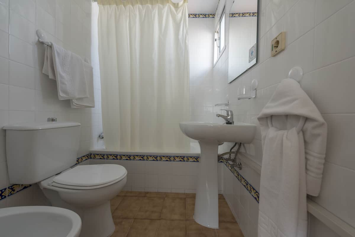 deep-soaking bathtub, towels