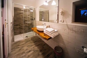 Douche, douche à « effet pluie », articles de toilette gratuits