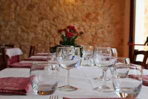Der serveres frokost og aftensmad