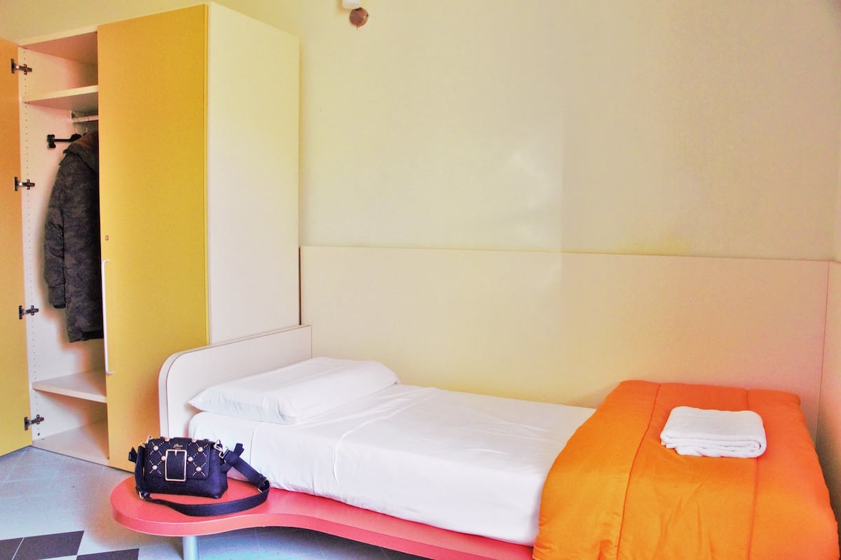 Basic Triple Room, 3 Twin Beds, Shared Bathroom (Pirite) | Desk, free cribs/infant beds, rollaway beds, bed sheets