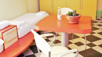 Chambre Quadruple Ăconomique, salle de bains commune (Siderite)