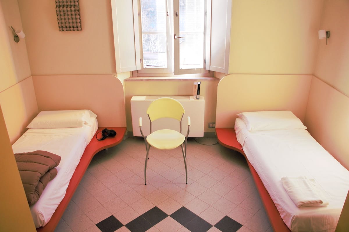 Basic Triple Room, 3 Twin Beds, Shared Bathroom (Fluorite) | Desk, free cribs/infant beds, rollaway beds, bed sheets