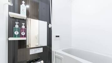 Bañera y ducha independientes, artículos de tocador gratuitos