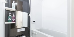 Standard Room | Bathroom | Separate bathtub and shower, free toiletries, hair dryer