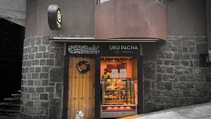 Un edificio con un letrero que dice