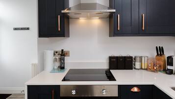 Superior Apartment, 1 Bedroom | Private kitchen | Fridge, microwave, oven, stovetop