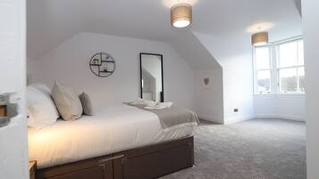 Deluxe Apartment, Multiple Beds | Egyptian cotton sheets, premium bedding, individually decorated
