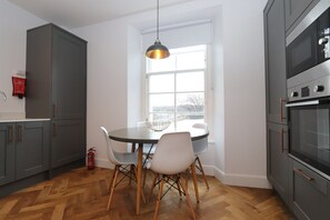 Apartamento luxo, várias camas | Opções para refeição no quarto