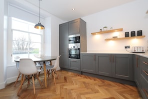 Deluxe-huoneisto, useita sänkyjä | Yksityinen keittiö | Jääkaappi, mikroaaltouuni, uuni, liesi