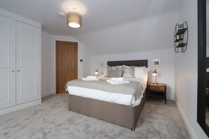 Deluxe Apartment, Multiple Beds | Egyptian cotton sheets, premium bedding, individually decorated - Dollar Apartments at 41 (Dollar)