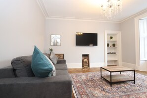 Apartamento luxo, várias camas | Sala de estar | TV LCD 49 polegadas com canais de TV premium, TV, Netflix