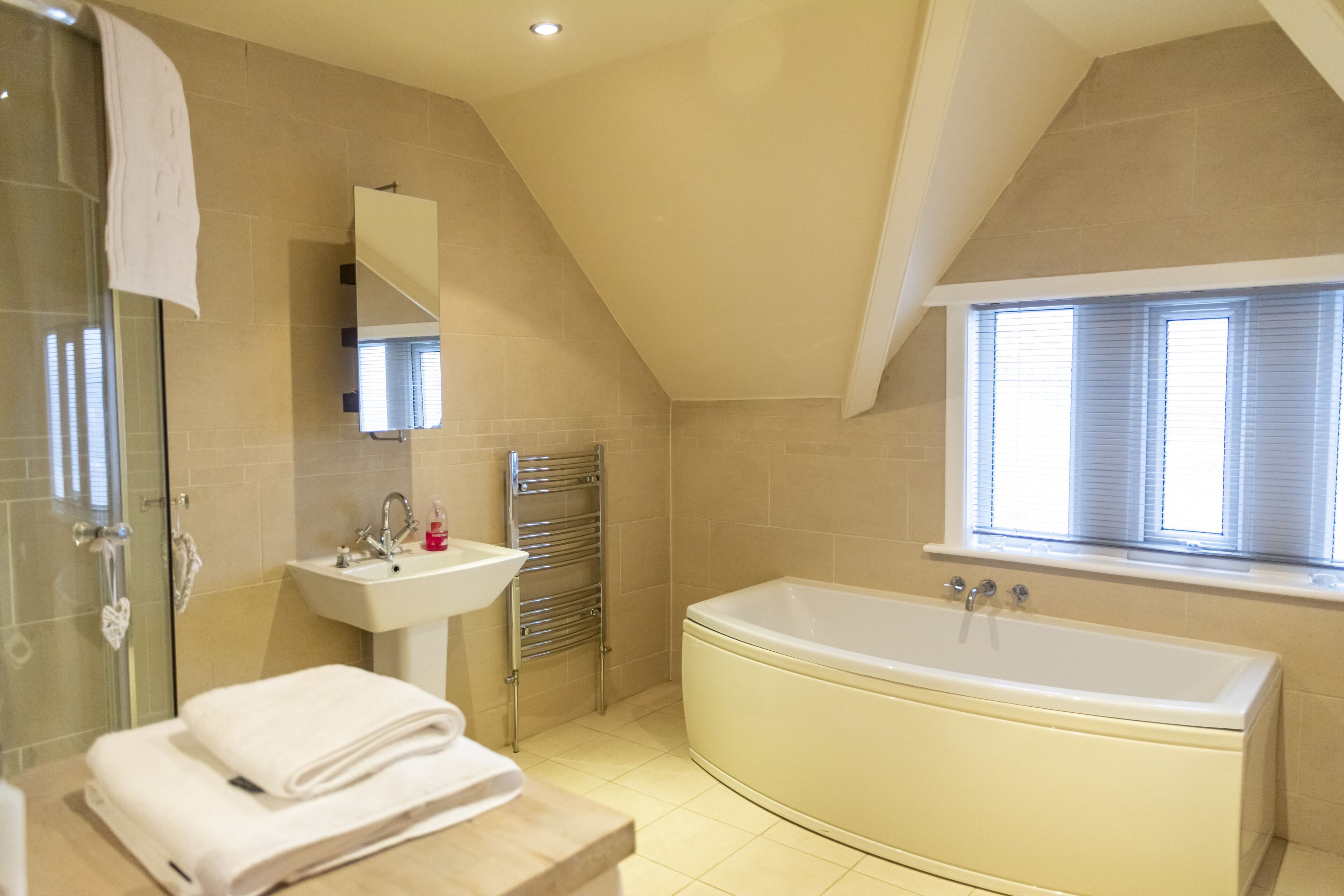 Luxury Apartment | Bathroom | Free toiletries, hair dryer, towels, shampoo