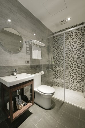 Superior-Doppelzimmer, 1 Doppelbett | Badezimmer | Dusche, Regendusche, kostenlose Toilettenartikel, Haartrockner