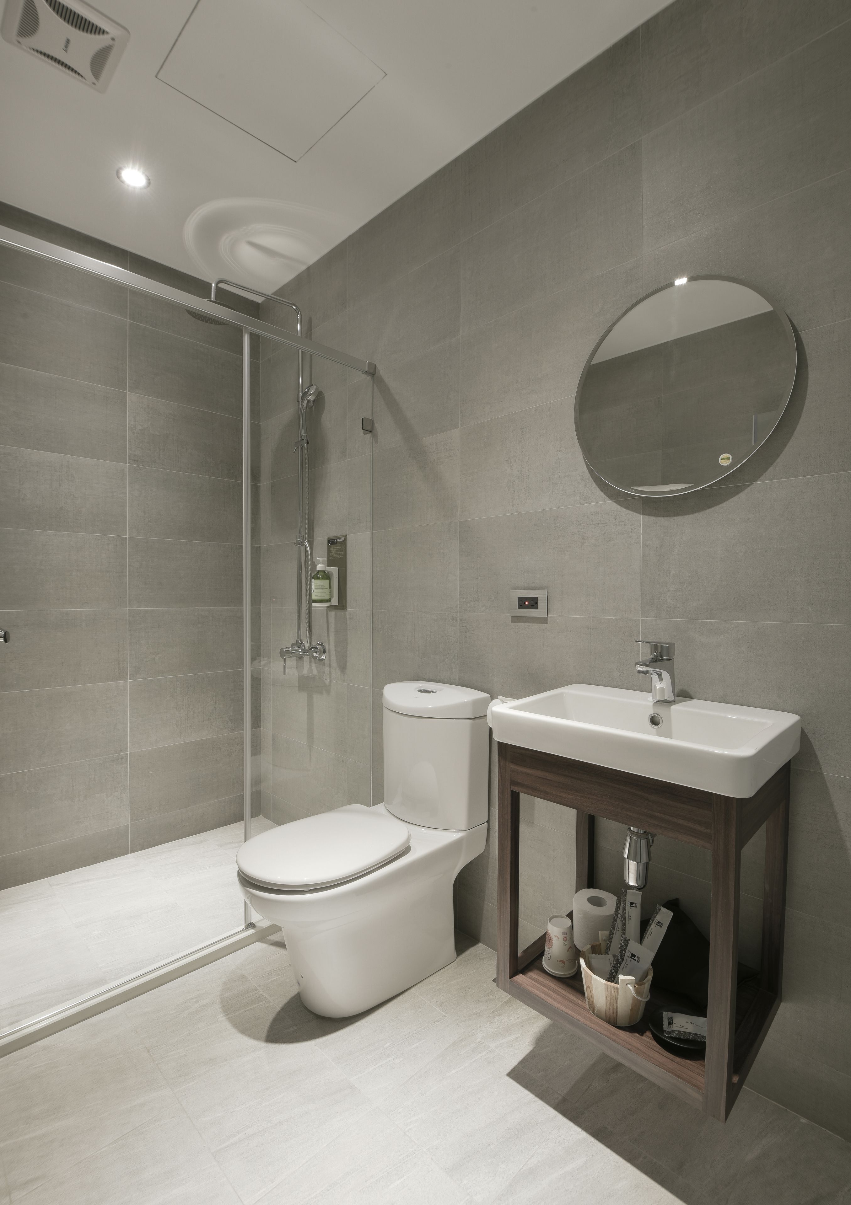 deluxe double room, 1 queen bed | bathroom | shower, rainfall showerhead, free toiletries, hair dryer