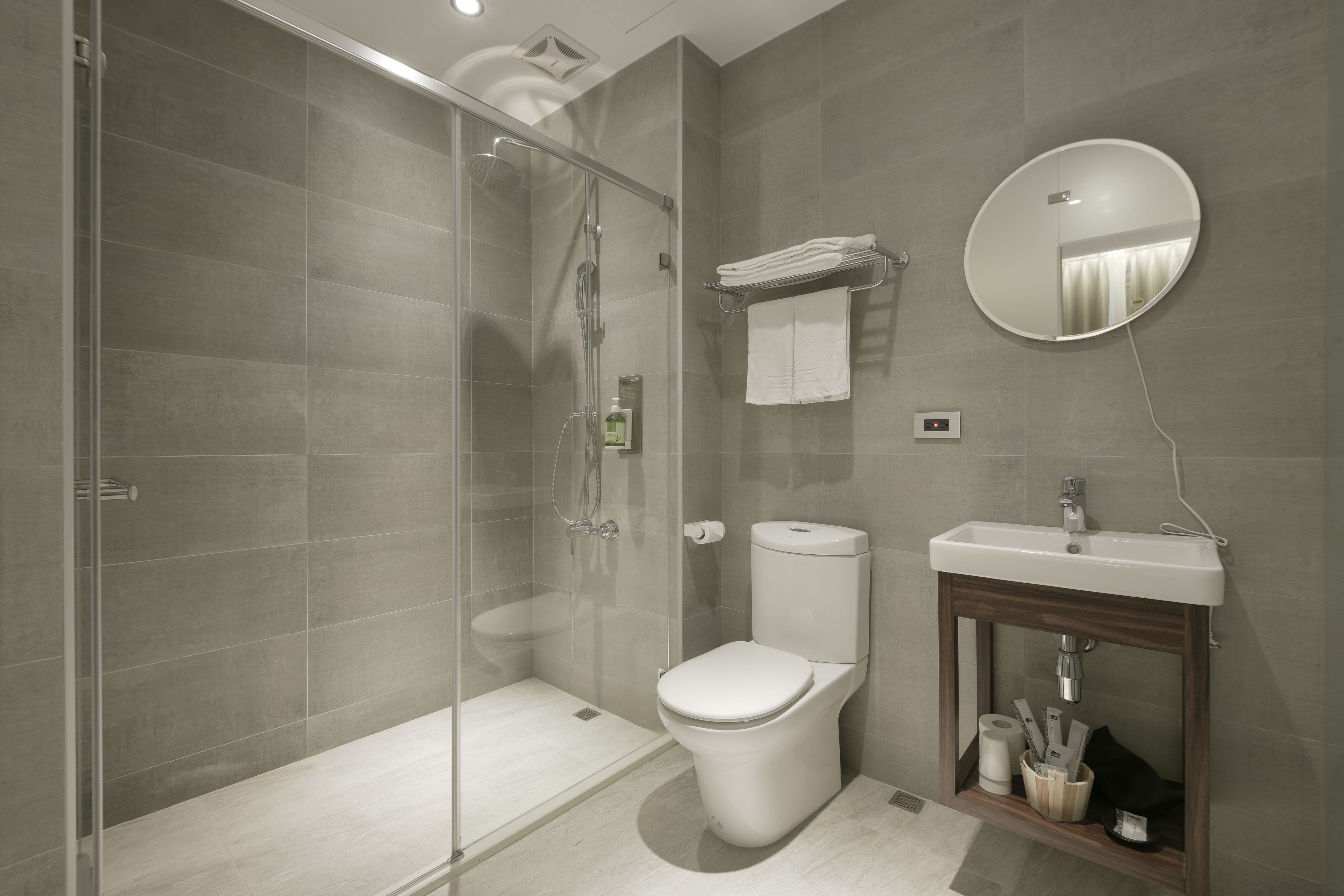 shower, rainfall showerhead, free toiletries, hair dryer