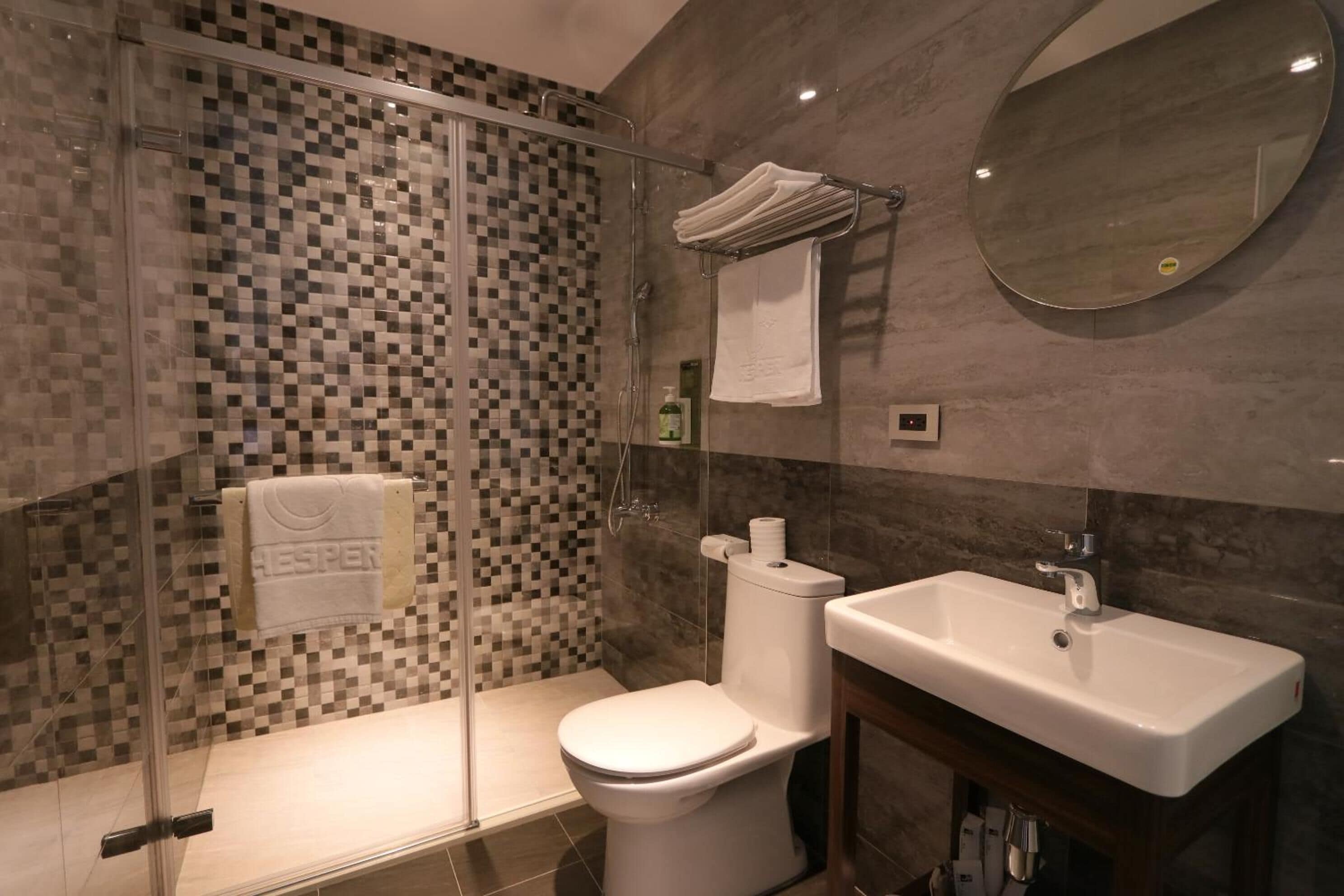 shower, rainfall showerhead, free toiletries, hair dryer