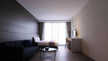 Escritorio, cortinas blackout, wifi gratis y ropa de cama