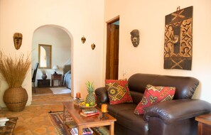 Småhus – deluxe, 2 soverom, ikke-røyk | Oppholdsområde | En 27-tommers Flatskjerm-TV med førsteklasses TV-kanaler samt TV