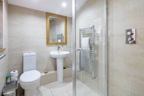 Luxury Bungalow | Bathroom - The Old Vicarage Lodge (Manchester)