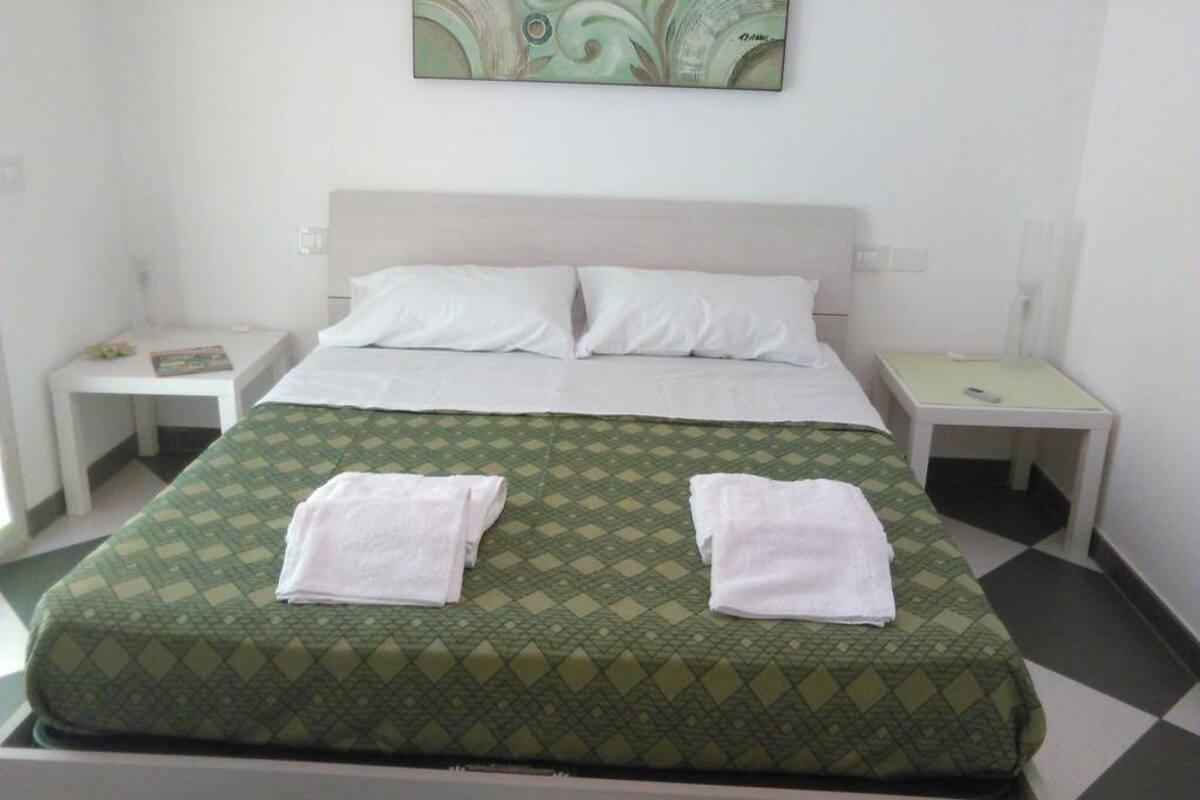 Iron/ironing board, bed sheets