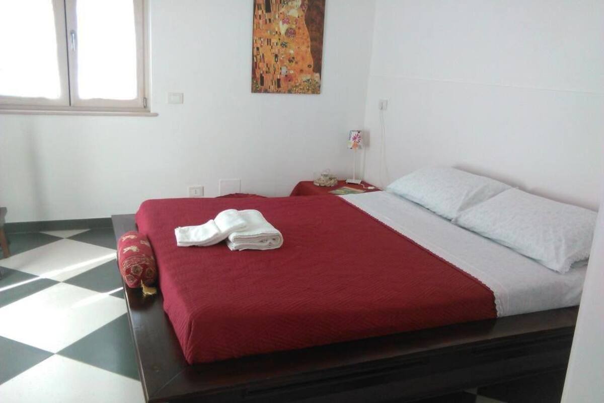 Iron/ironing board, bed sheets