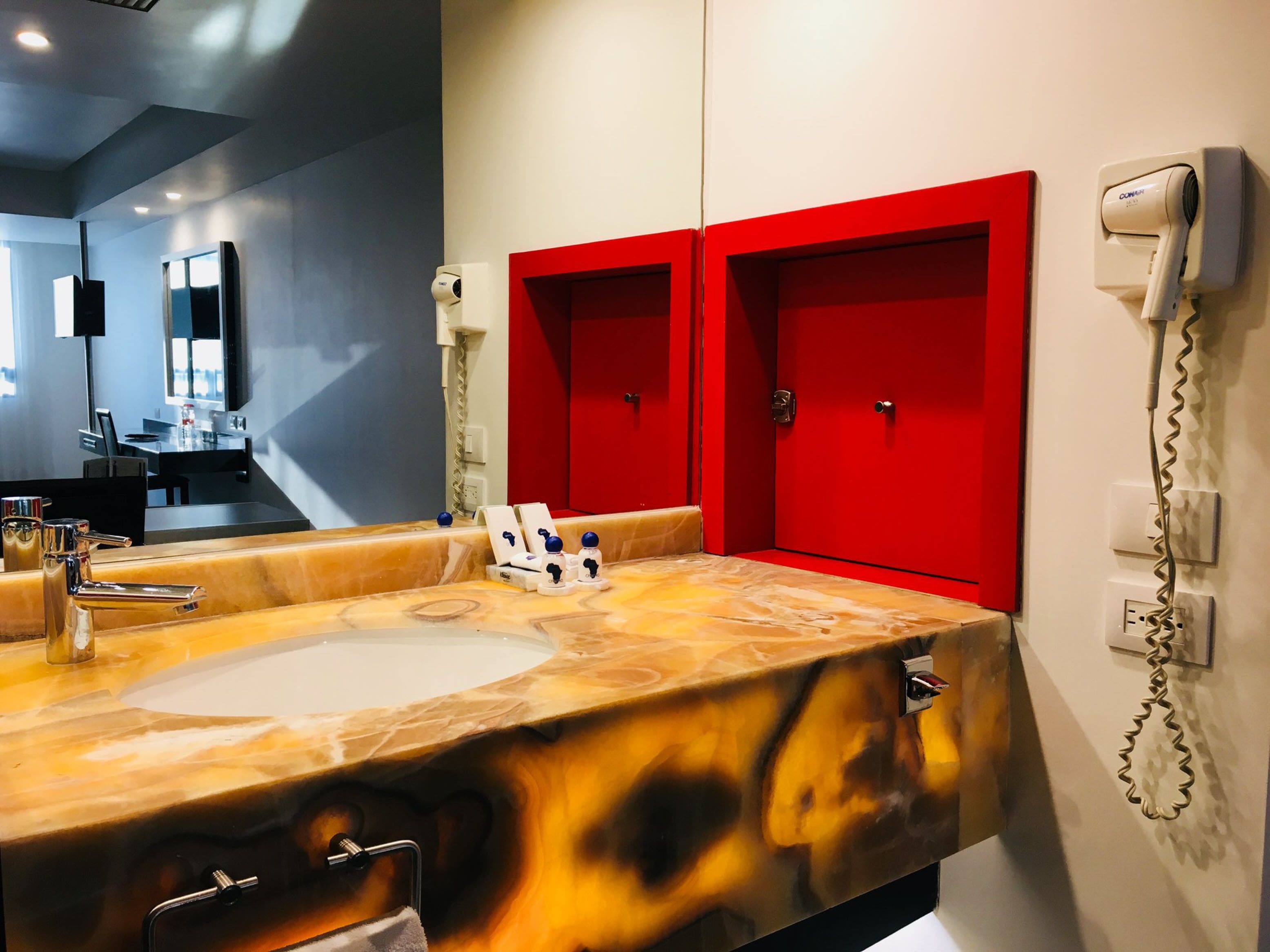 shower, rainfall showerhead, free toiletries, hair dryer