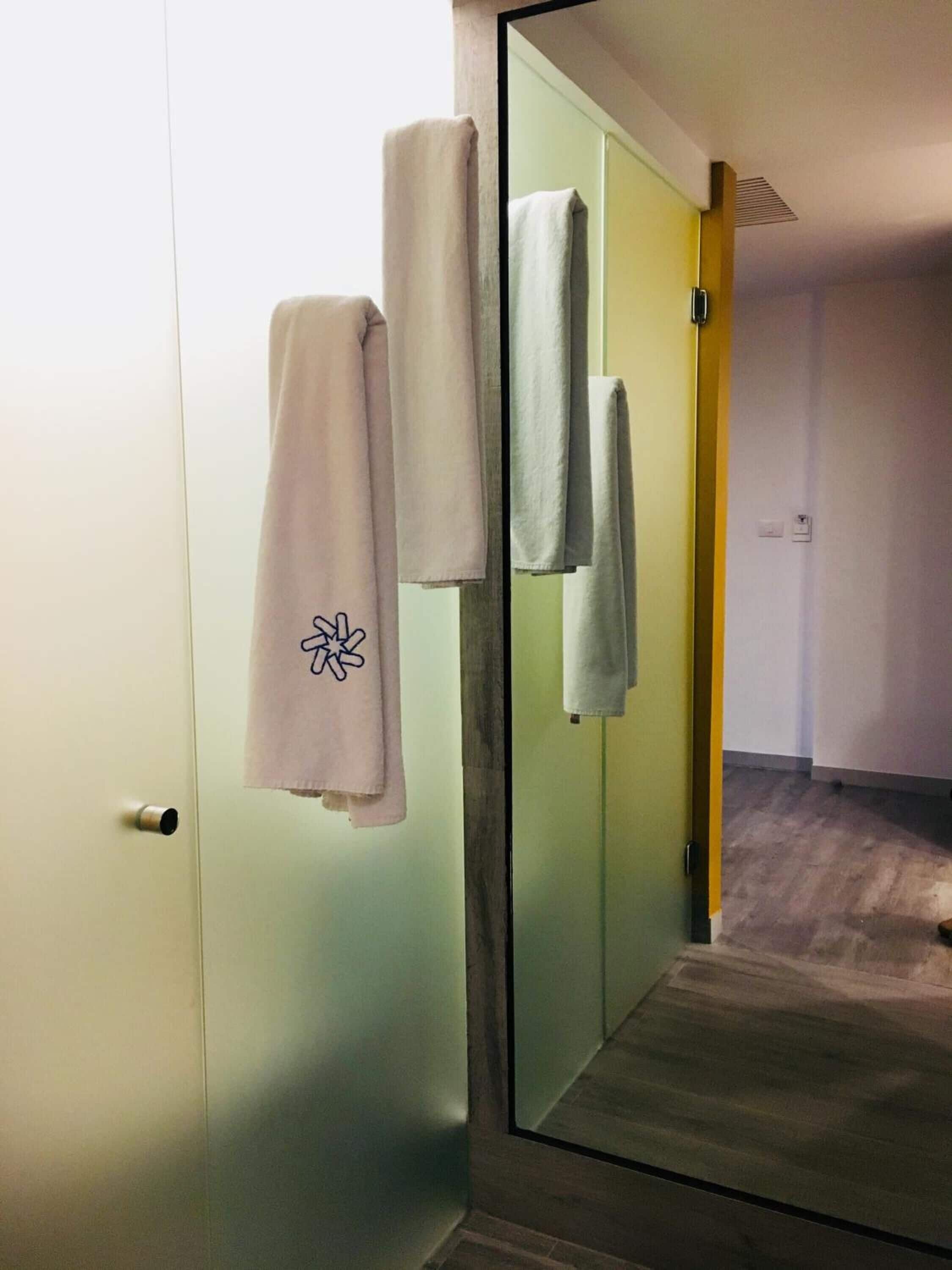 shower, rainfall showerhead, free toiletries, hair dryer